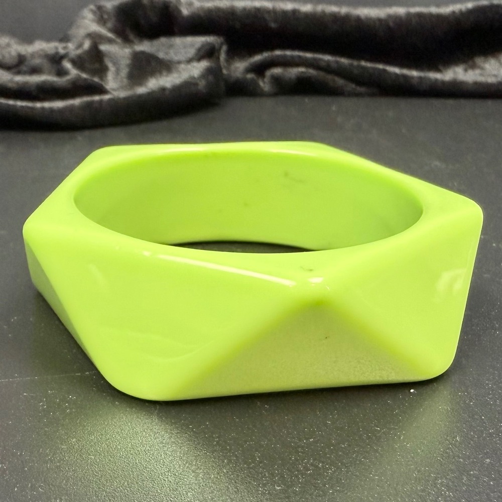 Vintage Chunky Bangle Bracelet Lime Green Lucite Faceted Geometric Size 8